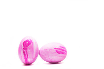 Huevos de pascua en fondo blanco pintados en aguas rosa