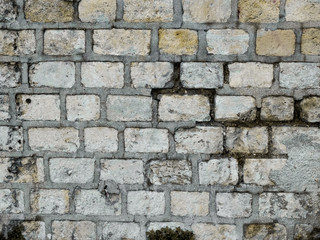 mur de pierres rectangulaires avec reliefs apparents