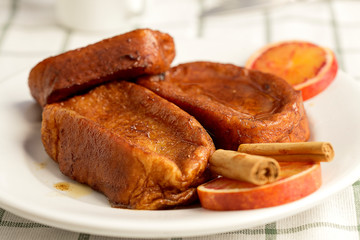 Torrijas servidas en plato