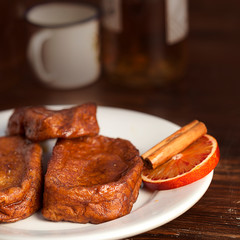 Torrijas servidas en la mesa