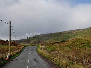 Fototapeta na wymiar Typische kleine Strasse durch die ländliche Berggegend in Schottland