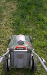 tondeuse électrisue ,pour tondre la pelouse au printemps dans le jardin