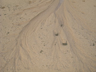 Les traces de l'eau qui s'est retiré de la plage