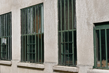 Fototapeta na wymiar Vieilles fenêtres d'atelier