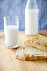 sliced ​​white bread, a glass of milk and a bottle in the background