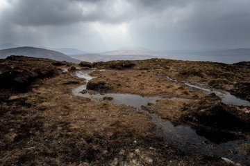 Un ruisseau de montagne sur un plateau , en plain Connemara