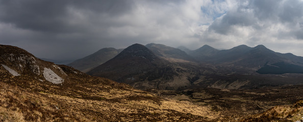 Panorama sur les sommets dénudés des montagnes dans le Connemara en Irlande