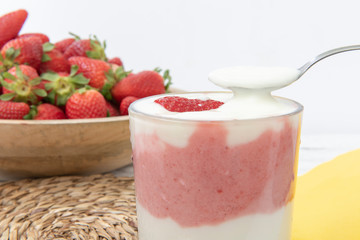 Yogur natural con fresas 