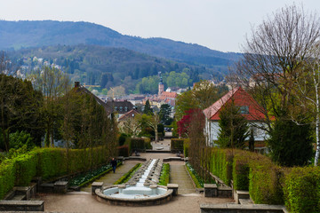 Blick über das Wasserparadies, zur Altstadt mit Stiftskirche in Baden-Baden