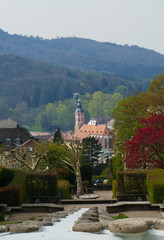 Fototapeta na wymiar Blick über das Wasserparadies, zur Altstadt mit Stiftskirche in Baden-Baden