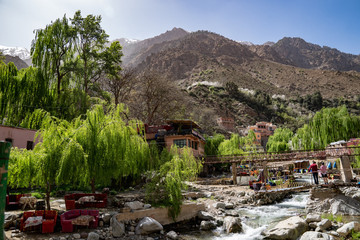 Ourika Valley - Cascate dell' Ouzoud - Fiume, lettini e coperte per turisti - Marrakech - Marocco