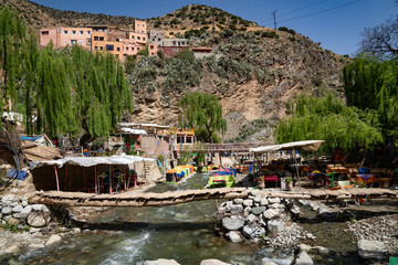 Ourika Valley - Cascate dell' Ouzoud - Fiume, lettini e coperte per turisti - Marrakech - Marocco