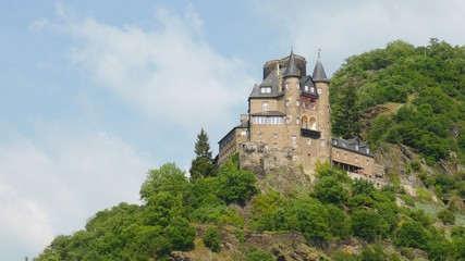 Fototapeta na wymiar Château Burg Katz perché sur une colline, à Sankt Goarshausen, dans la vallée du Rhin (Allemagne)