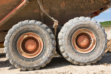 Fototapeta na wymiar gros pneus de camions 