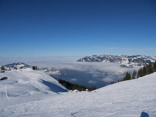 skigebit in den schweizer alpen