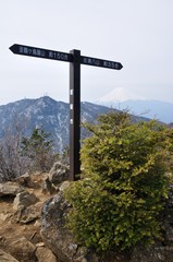 本社ヶ丸山頂と三ツ峠山と富士山