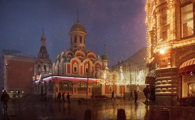 Fototapeta na wymiar Snowy evening in Moscow. Cathedral of Our Lady of Kazan 