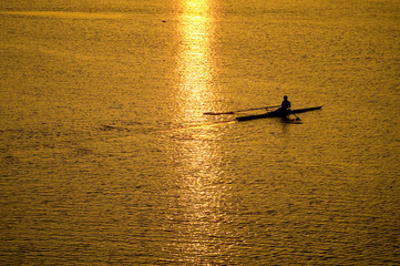 淀川の朝日と手こぎボート