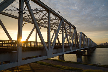 ドラマチックな日の出の赤川鉄橋