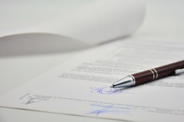 Documento firmado con un bolígrafo, contrato