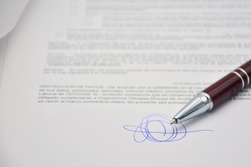 Documento firmado con un bolígrafo, contrato