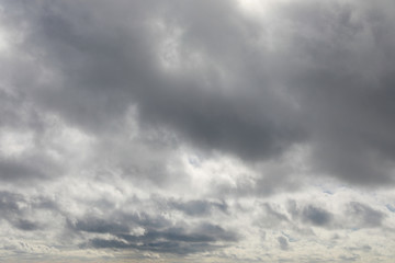 Obraz premium Dramatic sky with grey and white clouds to horizon