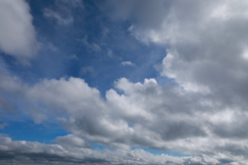 Obraz premium blue sky with white and grey clouds to horizon