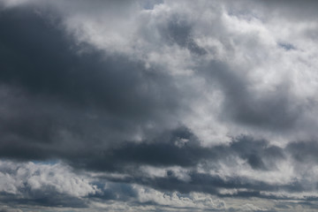 Obraz premium Dramatic sky with grey and white clouds to horizon