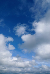 Obraz premium Patrząc na błękitne niebo z białymi chmurami