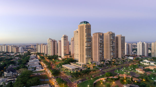 Avenida Professor Jo&atilde;o Fi&uacute;za, the most famous avenue in Ribeir&atilde;o Preto, S&atilde;o Paulo / Brazil