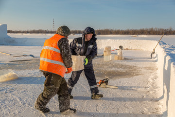 Assemblers are in the hands of the ice block