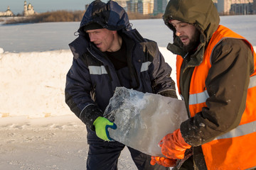 Assemblers are in the hands of the ice block