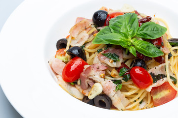 Crispy bacon spaghetti with spices