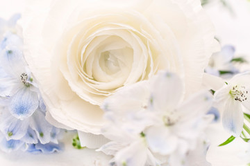 Fototapeta na wymiar 白と青い花束