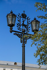 Fototapeta na wymiar Old street lamp with the emblem of Nizhny Novgorod (Russia)