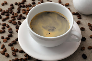 tazza di caffe' nero con chicchi