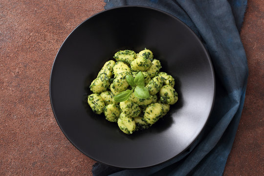 gnocchi di patate con salsa di pesto