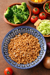 insalata di cereali farro o grano con verdure fresche
