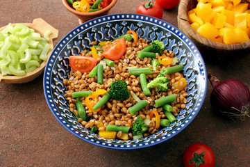 insalata di cereali farro o grano con verdure fresche