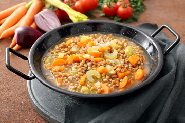 zuppa di farro o grano con sedano e carote