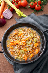 zuppa di farro o grano con sedano e carote