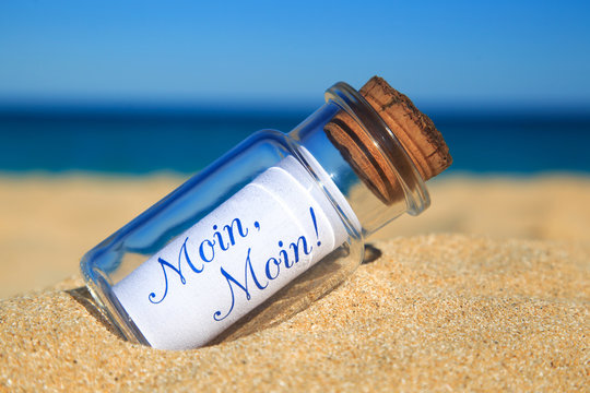Flaschenpost am Strand: Moin, Moin