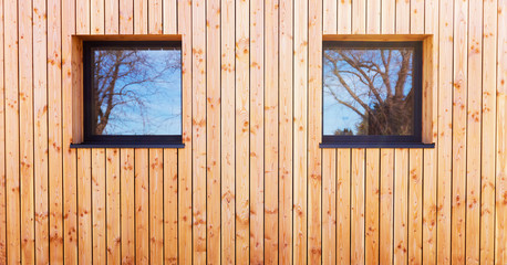 façade en bois et fenêtres 