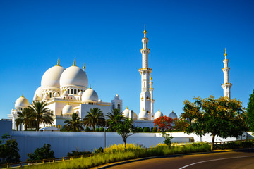 Fototapeta na wymiar Imposing Sheikh Zayed Grand Mosque in Abu Dhabi 11