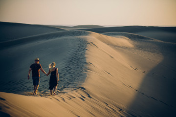 Fototapeta na wymiar couple on desert