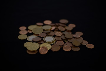 Monete varie sfuise su fondo nero 