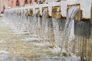 flie&szlig;endes Wasser eines Brunnens