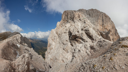 Fototapeta na wymiar wide view on the werstern side of Sass de Putia in Dolomites
