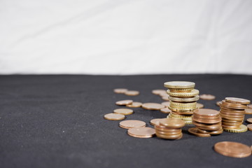 Monete posizionate in pile a destra dell'immagine con sfondo bianco e nero 