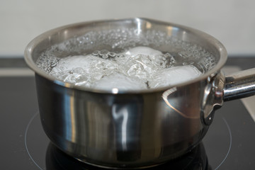 Eier im Wasser kochen